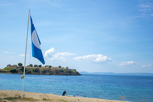 Η γαλάζια σημαία της παραλίας μας